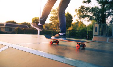 rampa üzerinde pratik kaykaycı  