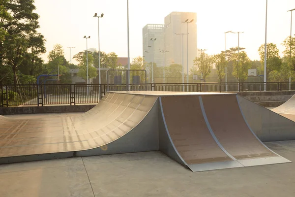 Boş skatepark rampa — Stok fotoğraf