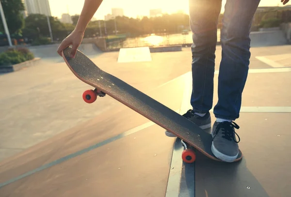 Skateboarder übt auf Rampe — Stockfoto