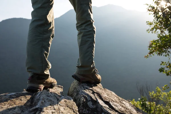 Giovani Escursionisti Donna Piedi Sul Bordo Della Montagna All Alba — Foto Stock