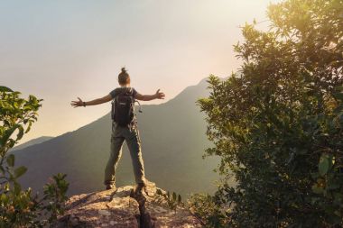 Cliff üzerinde duran genç kadın 