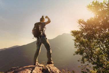 Cliff üzerinde duran genç kadın