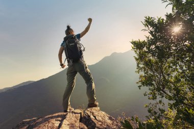 Cliff üzerinde duran genç kadın