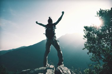 Cliff üzerinde duran genç kadın 