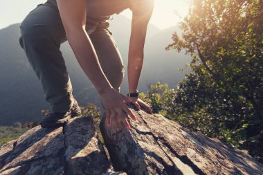dağın tepesinde tırmanma bir kadın uzun yürüyüşe çıkan kimse 