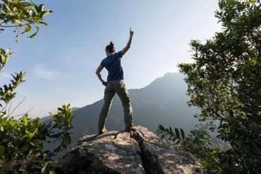 dağ cliff üzerinde manzarayı başarılı genç kadın