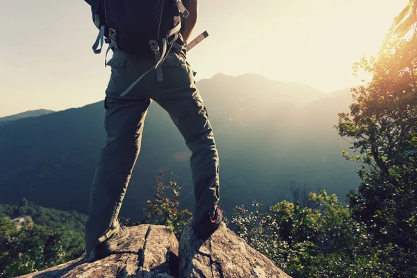 Mujer Joven Mochilero Pie Cima Montaña Amanecer —  Fotos de Stock