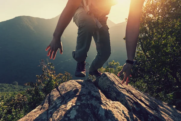 Eine Wanderin Klettert Auf Berggipfel — Stockfoto