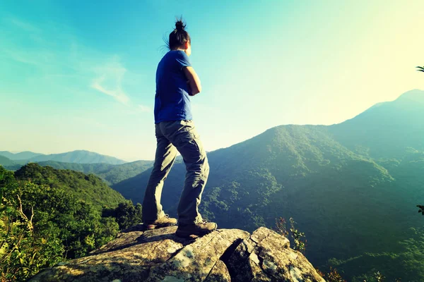 Mujer Joven Exitosa Disfrutando Vista Sobre Acantilado Montaña — Foto de Stock