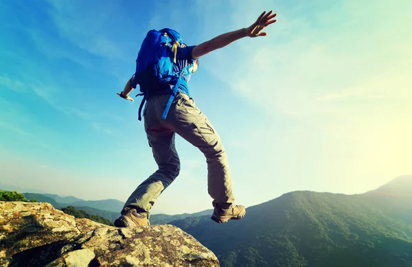 Ung kvinna hiker promenader till cliff — Stockfoto