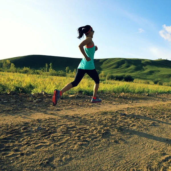 Mujer corriendo por carretera rural —  Fotos de Stock