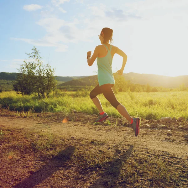 Woman running on rural road — Stock Photo, Image