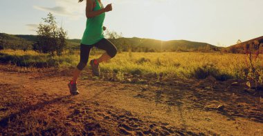 Kırsal yolda çalışan kadın 