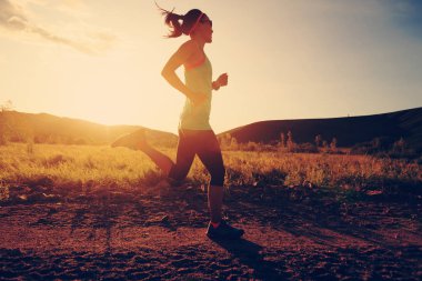 Kırsal yolda çalışan kadın