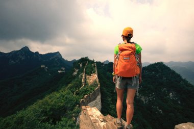 büyük duvar'ın üstüne genç kadın