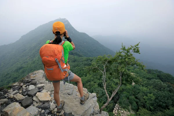 Senderista Tomando Fotos Cima Montaña — Foto de Stock