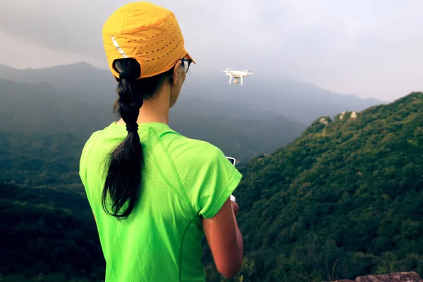 Vrouw Controlerende Vliegende Drone Welke Foto Nemen Van Het Landschap — Stockfoto