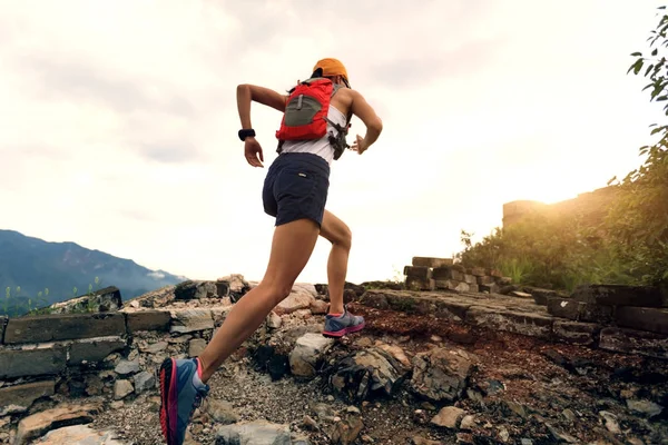 Young woman running — Stock Photo, Image