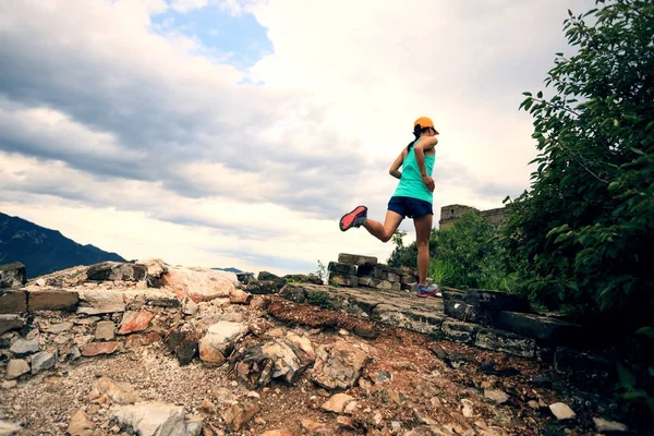 Femeie tânără alergând — Fotografie, imagine de stoc
