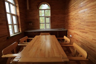 Pencereli boş ahşap evin içi 