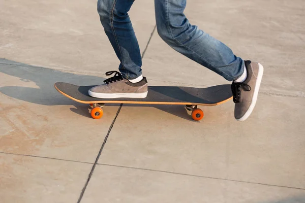 Скейтбордист, практикующий в скейтпарке — стоковое фото