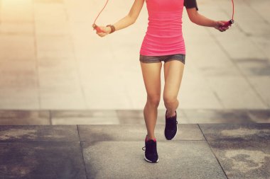 genç kadın ip atlama