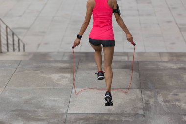 genç kadın ip atlama