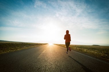 Çalışan genç kadın runner
