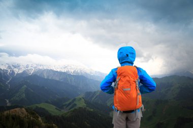 Dağları kar manzarayı başarılı kadın backpacker şapkalı