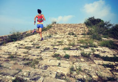 genç kadın Çin Seddi çalıştıran