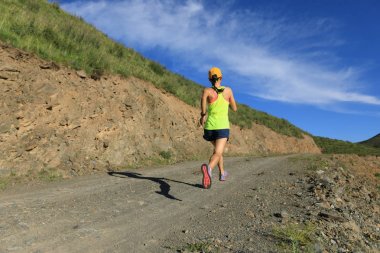 iz üzerinde çalışan genç bir kadın