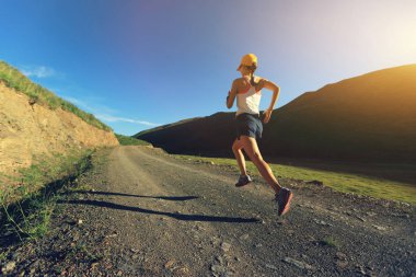 iz üzerinde çalışan genç bir kadın