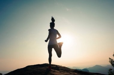 dağ üzerinde çalışan kadın 