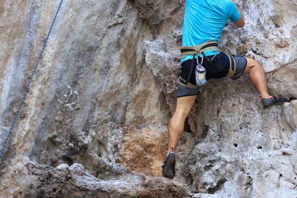 Masculino escalador de rocha no penhasco — Fotografia de Stock