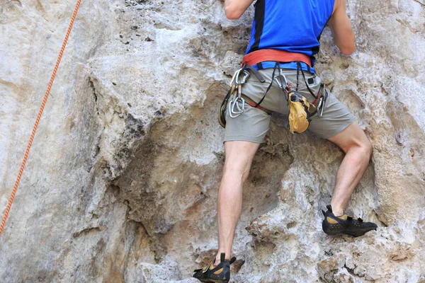 Male rock climber on cliff — Stock Photo, Image