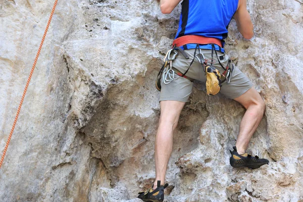 摇滚男登山者在悬崖上 — 图库照片