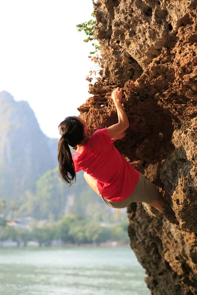 Frau klettert auf Klippe — Stockfoto