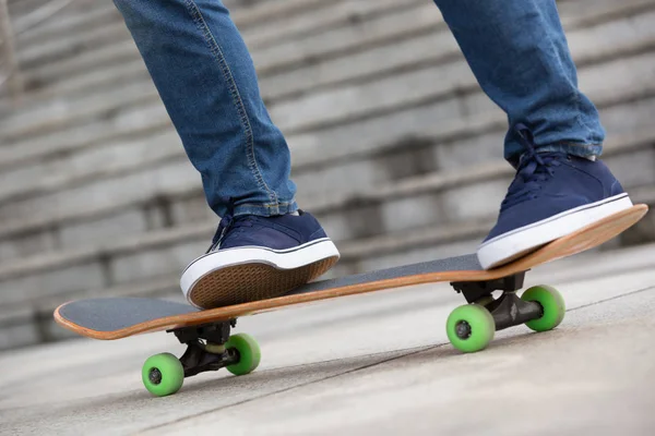 Skateboardista nohy na koni — Stock fotografie