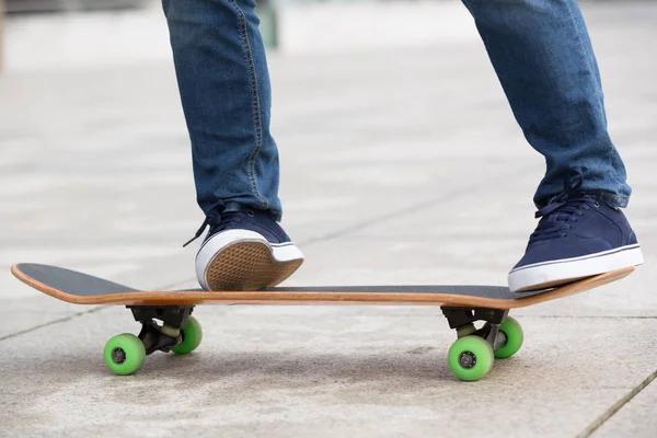 Skateboarder benen rijden — Stockfoto