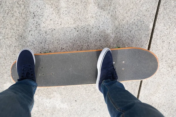 Skateboarderbeine fahren — Stockfoto