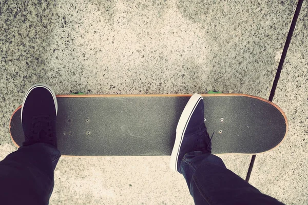 Skateboarder jambes équitation — Photo
