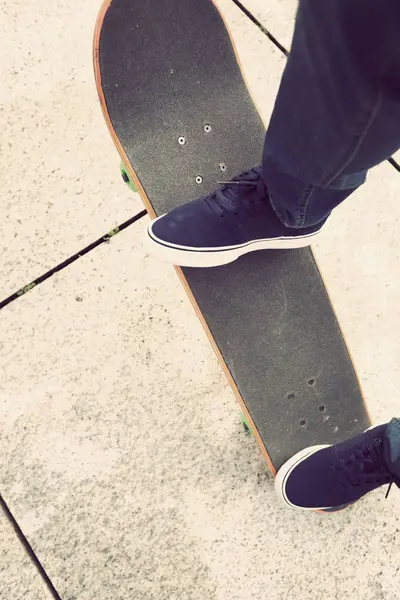 Skateboarder benen rijden — Stockfoto