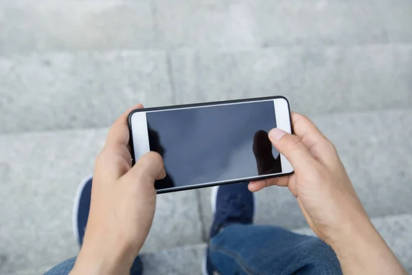 Şehir Merdivenlerde Otururken Smartphone Kullanarak Eller — Stok fotoğraf