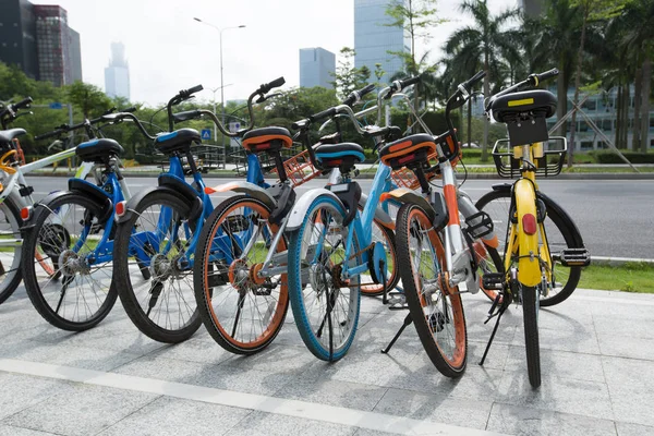 Condivisione di biciclette colorate — Foto Stock