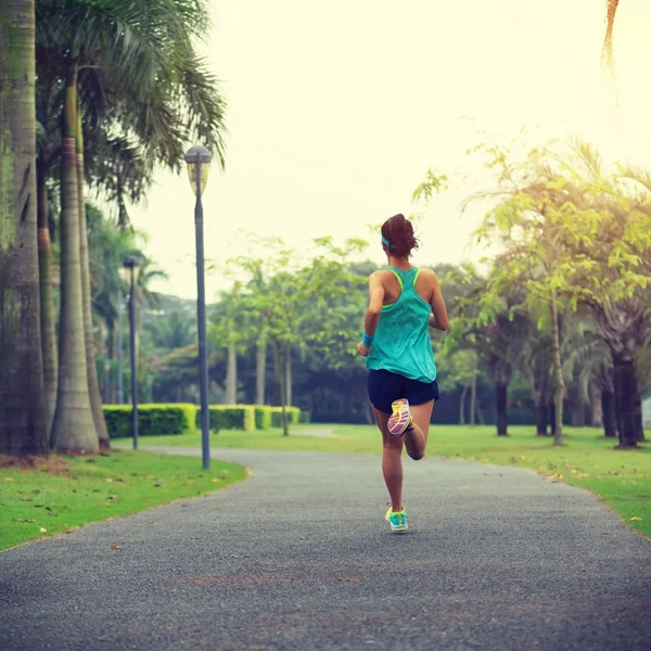 Junge Frau rennt in Park — Stockfoto