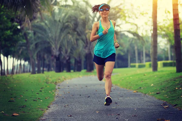 Young woman running at park — Stock Photo, Image