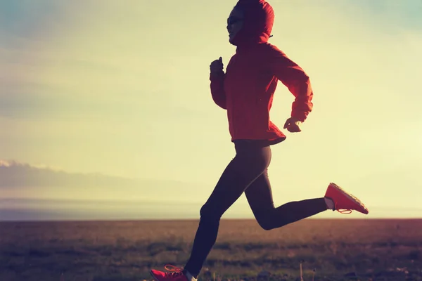 Joven corredora corriendo — Foto de Stock