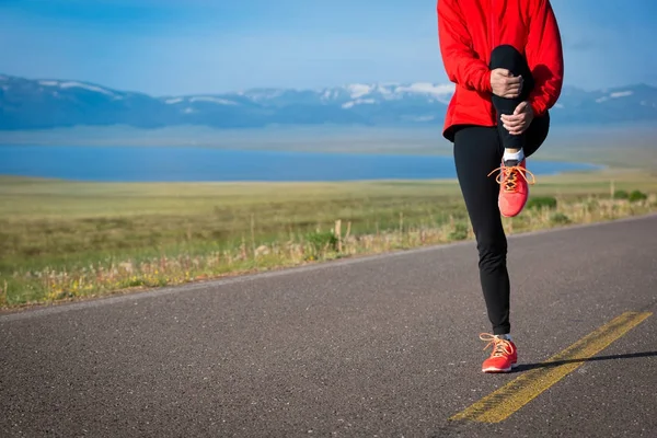 ผู้หญิงวิ่งอุ่นขึ้น — ภาพถ่ายสต็อก