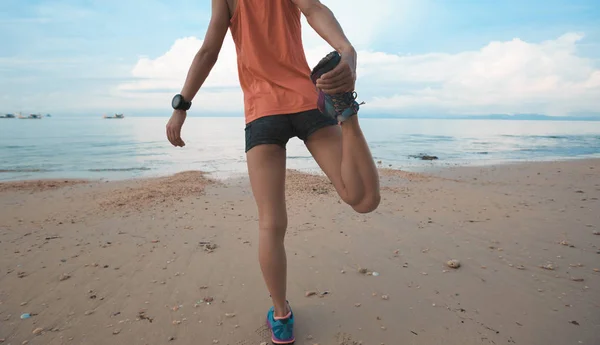 Młody Fitness Kobieta Rozgrzewkę Przed Uruchomieniem Plaży Sunrise — Zdjęcie stockowe