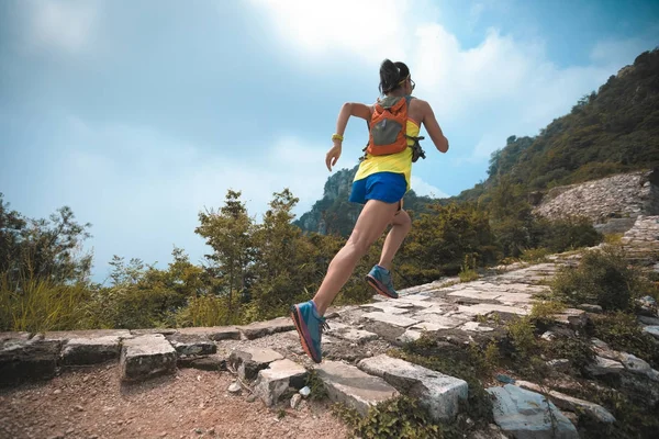 Giovane donna che corre al grande muro — Foto Stock